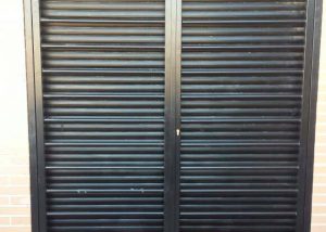 Cancela compuesta de dos hojas enrejado