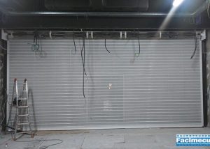 Cierre modelo FC 115 microperforado de 7 metros lacado en blanco