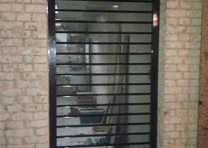 Cierre metálico enrollable de lama fc115 micro perforada instalado en Madrid