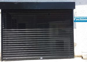 Fabricación e instalación de cierre metálico FC 115 microperforado lacado al horno