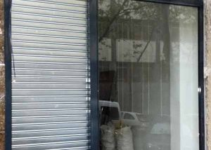 Fachadacomercial cierre metálico FC85