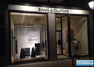 Fachada comercial compuesta de cierres microperforados