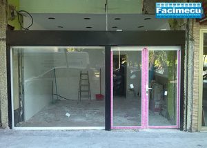 Fachada comercial con cierre microperforado