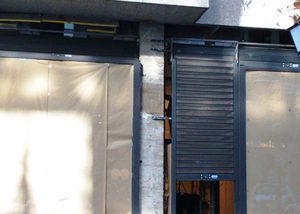 Fachada comercial compuesta de tres cierres enrollables microperforado modelo FC 115