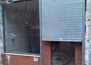 Fachada con cierre enrollable ciego en lama fc85 lama galvanizada