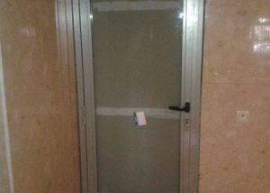 Puerta abatible lacada al horno con vidrio de seguridad