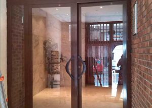 Puerta de aluminio de portal con vidrio laminar 4+4