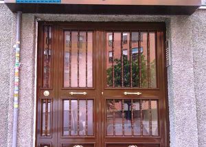 Puerta de portal en acero lacado