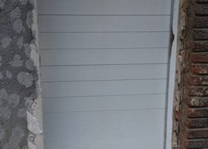 Puerta enrollable de aluminio extrusionado lacado blanco automatizada