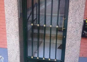 Puerta portal sencilla