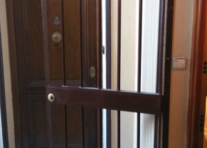 Reja maciza abatible lacada al horno instalada en Madrid