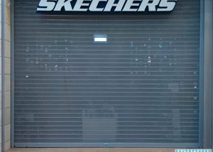 Cierre enrollable microperforado lama FC 115 automatizado