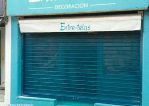 Cierre metálico enrollable microperforado lacado