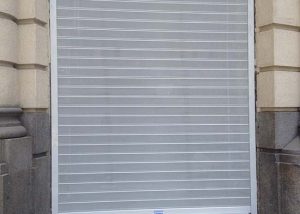 Cierre microperforado lama FC 115 lacado y automatizado