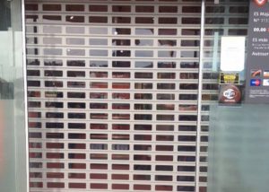 Puerta enrollable aluminio extrusionado lama FC1P 100 lacado al horno