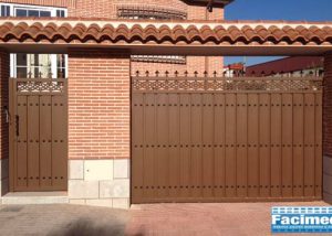 Puertas fabricada en chapa plegada con detalles decorativos