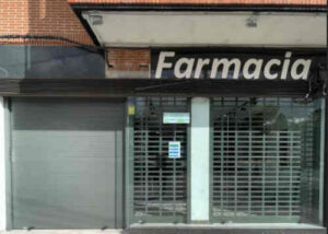 Instalación de puertas enrollables de aluminio en farmacia
