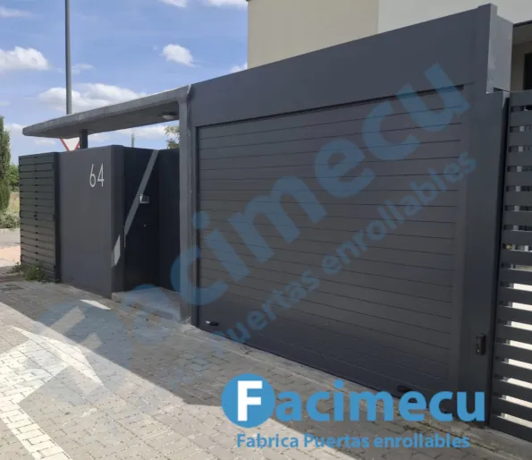 Puerta enrollable para chalet: diseño, seguridad y ahorro de espacio